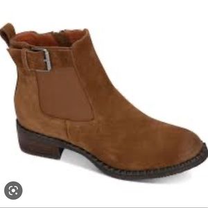 Gentle Souls by Kenneth Cole Best Buckle Chelsea brown suede